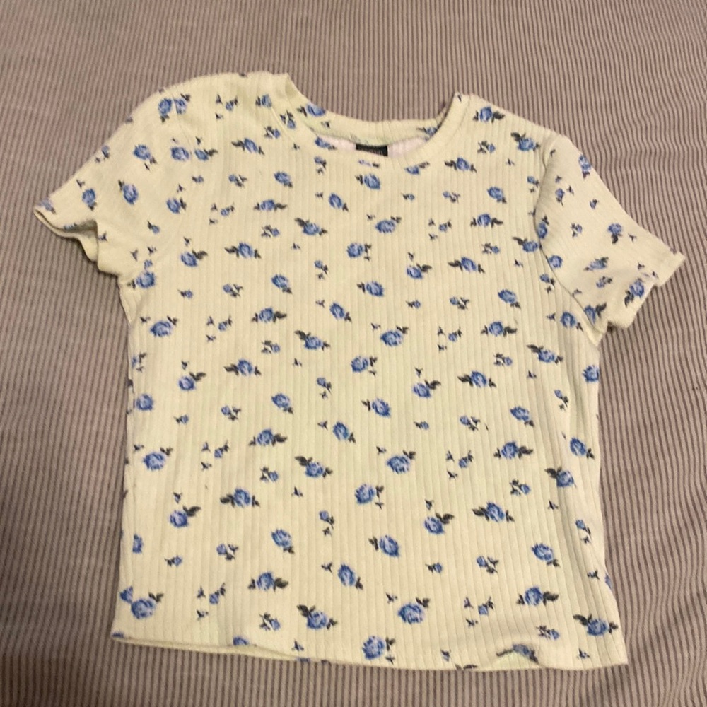 Green slightly cropped shirt, ribbed fabric with blue flower pattern